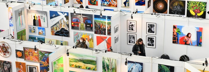 Potraty v Polsku či ztělesněná demence. Pražské Holešovice ovládl Open Art Fest (Reportáž)