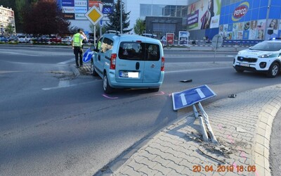 63-ročná Slovenka s 2,19 promile rozbila auto aj dopravné značky. Vraj ju zle naviedla navigácia