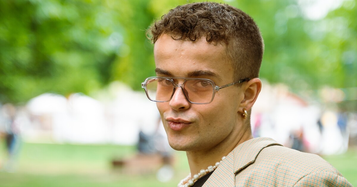 Queer móda: Balenciaga od hlavy až k patě i celý outfit ze sekáče. Jak se obléklo návštěvnictvo Prague Pride a co vzkazuje haterům