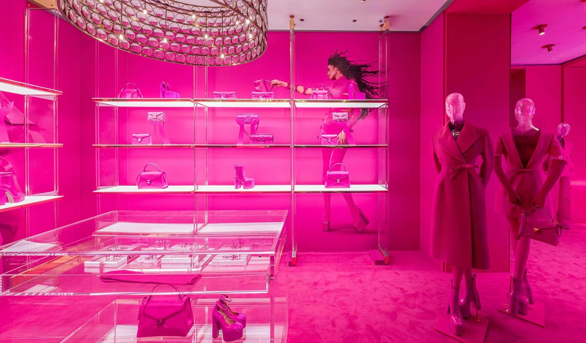 Biely mramor, zamatové pohovky a veľa ružovej farby. Tieto prvky dominujú butiku Valentino v Miláne.