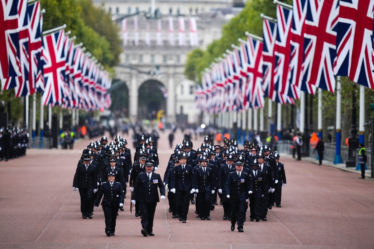 Na snímke policajti pred štátnym pohrebom britskej kráľovnej Alžbety II. v centre Londýna v pondelok 19. septembra 2022.