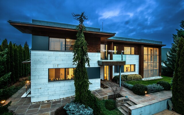 FOTO: Slovenský luxus za niekoľko miliónov eur. Pozri si rodinný dom s bazénom aj tenisovým kurtom zo Stupavy 