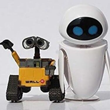 Wall-E bol robot, ktorý upratoval planétu Zem. Ktorý živí organizmus mu robil spoločnosť?