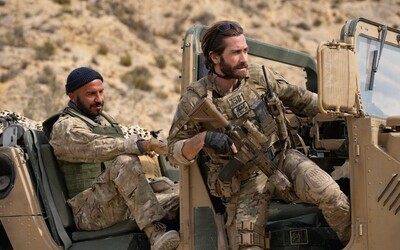 Jake Gyllenhaal bude v novinke Guya Ritchieho bojovať proti Talibanu. Prvý trailer je plný akcie