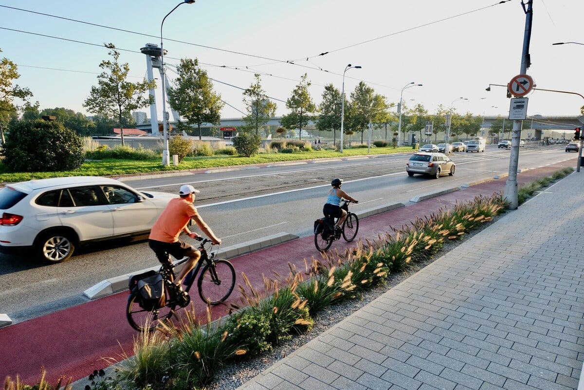 bratislava, most, cyklochodník, nábrežie