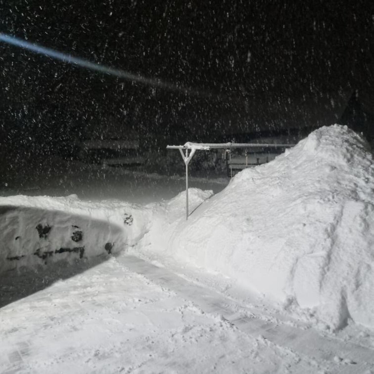 Snehová nádielka v obci Liesek.