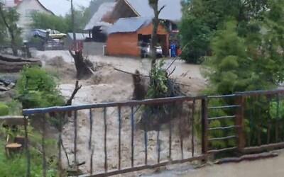 Oravu aj Žilinu dnes zasiahli potopy. Sleduj, ako sa rieka vyliala uprostred dediny a brala všetko.