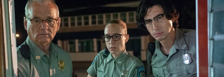 Mŕtvi neumierajú je nefungujúcim zombie filmom so zlými trikmi a nudným príbehom (Recenzia)