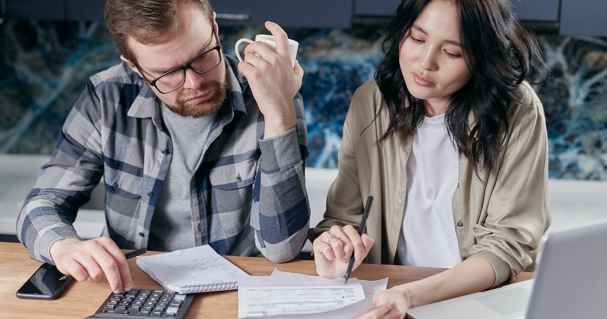 Až 480 tisíc domácností v Česku žije bez úspor, jejich počet se nyní ztrojnásobil, ukazuje průzkum. Co se stalo a jak z toho ven?