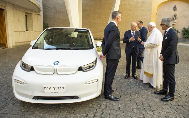 BMW darovalo Svatému otci na znak snahy o ochranu naší planety sněhobílý elektromobil i3.