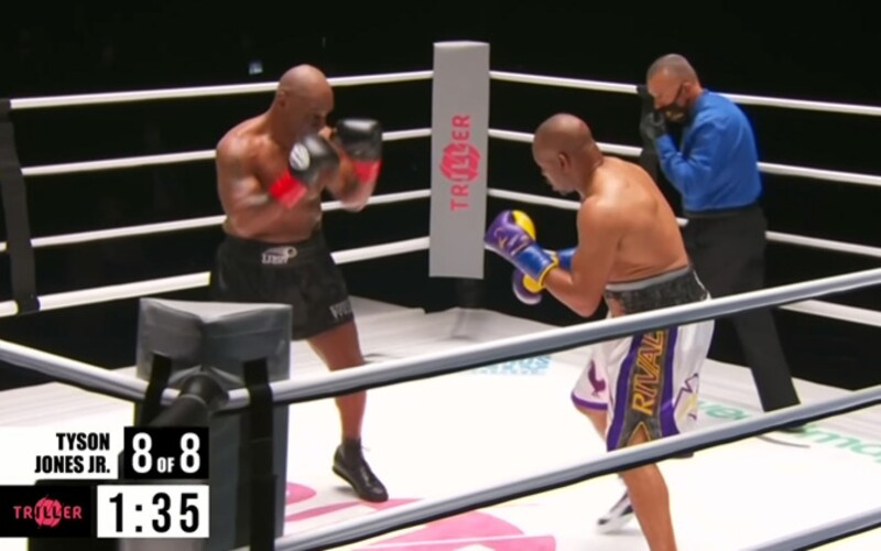Boxerský megazápas Mike Tyson vs. Roy Jones Jr. skončil remízou. Legendy předvedly skvělou bitvu.