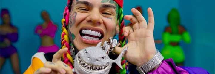 6ix9ine opäť robí rozruch: skákal do davu so šperkami za 2 milióny a na verejnosti sa pohybuje bez ochranky