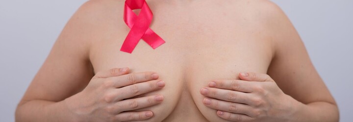 Rakovina prsu se nevyhýbá ani mladým ženám. Jak si prsa správně samovyšetřit?