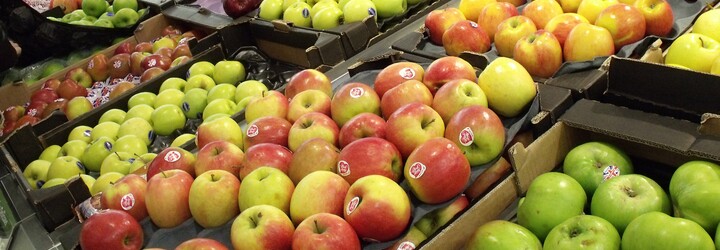 Konec plýtvání jídlem: Obchodní řetězce budou muset dávat neprodejné potraviny charitám, jinak dostanou pokuty