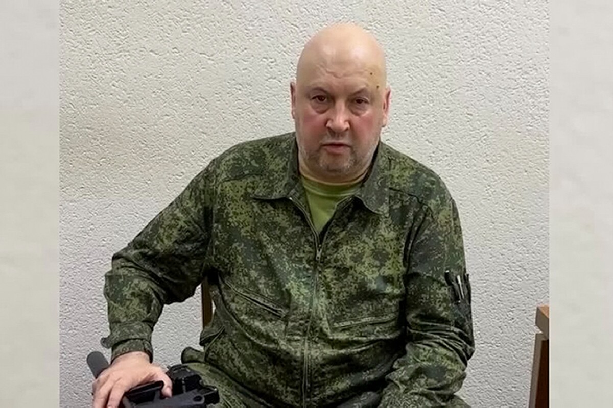 Nezvestný ruský generál Sergej Surovikin vraj nie je dostupný, lebo „oddychuje“.