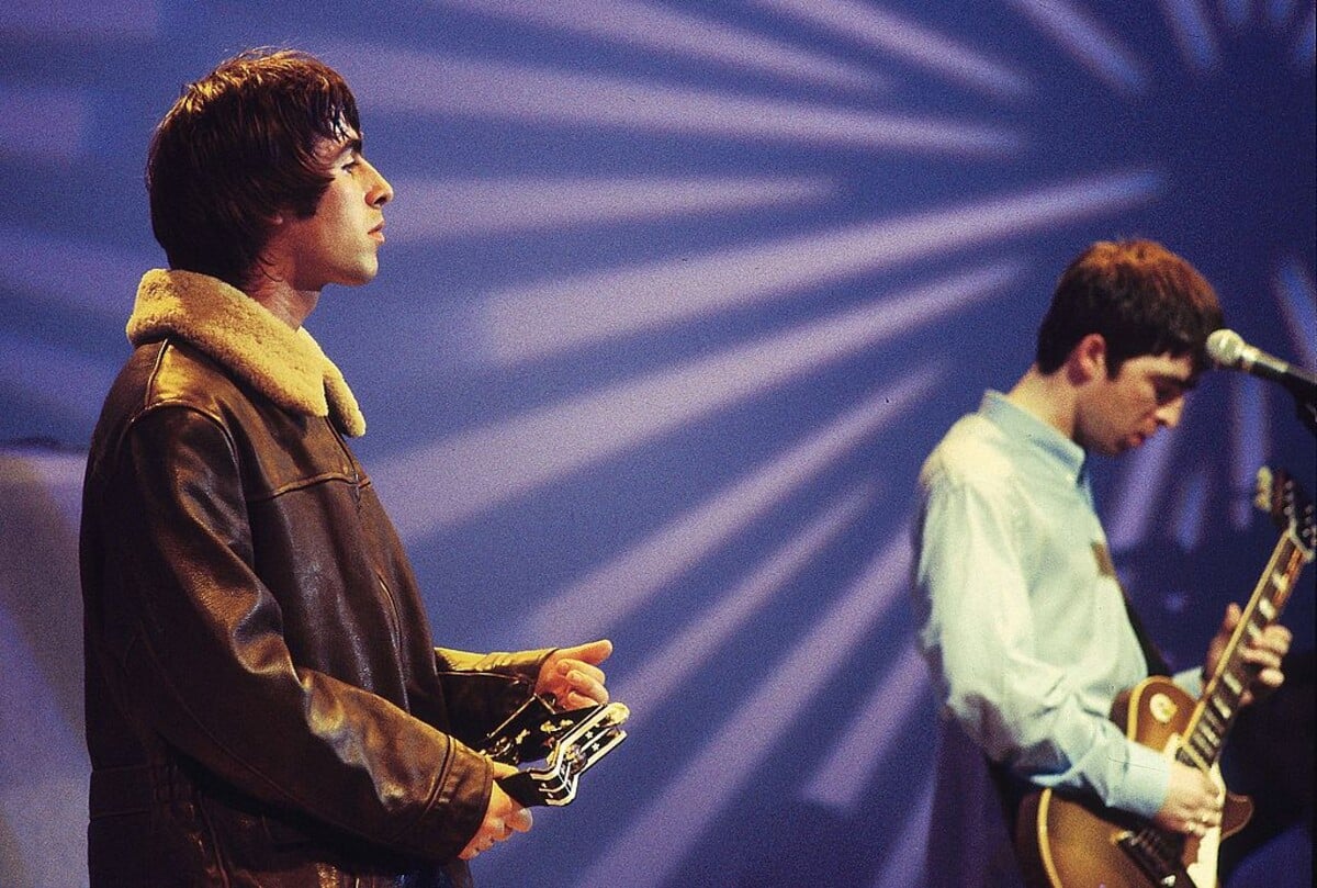 Vľavo Liam Gallagher a vpravo Noel Gallagher počas koncertu Oasis.