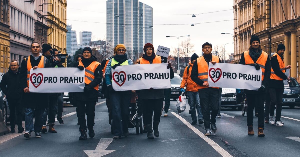 Video: Řidič najel do účastníků pochodu za snížení rychlosti, tlačil je několik metrů