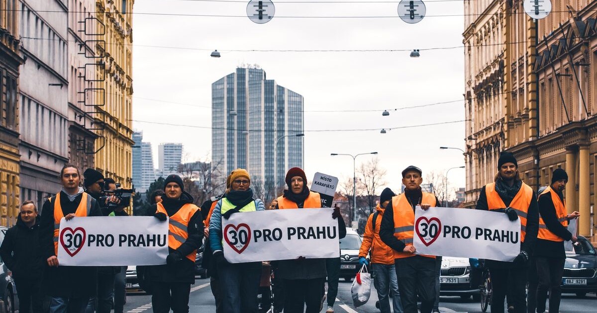 Aktivisté blokovali dopravu na magistrále. Usilují o snížení rychlosti v Praze
