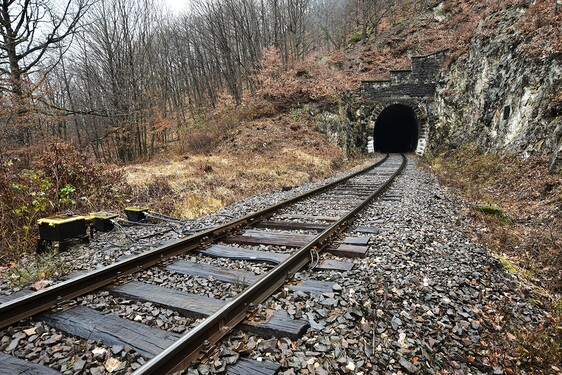 Ako sa volá najdlhší jednokoľajný železničný tunel na Slovensku? 