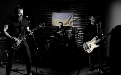 VIDEO: Ukrajinská kapela Beton prespievala známy hit London Calling na Kyiv Calling. Upozorňuje tak na vojnu na Ukrajine.