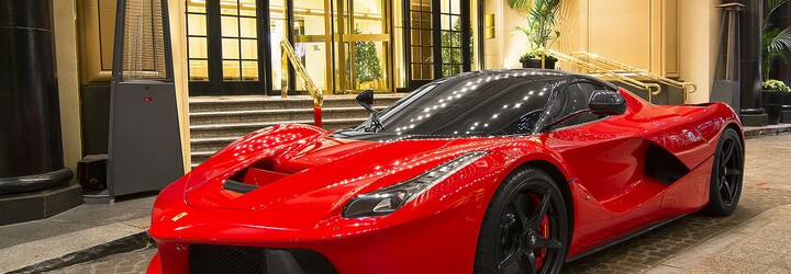 Kylie Jenner dostala od otce své dcerky Ferrari LaFerrari za 1,4 milionu dolarů. Raper ji odměnil za bezproblémový porod
