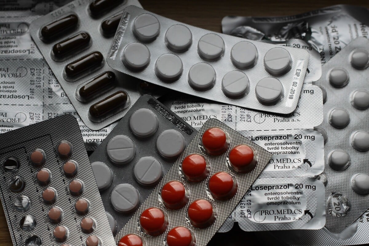 Aspirín a ibuprofén blokujú účinok enzýmov COX, ktoré pomáhajú vytvárať ďalšie chemikálie nazývané prostaglandíny.