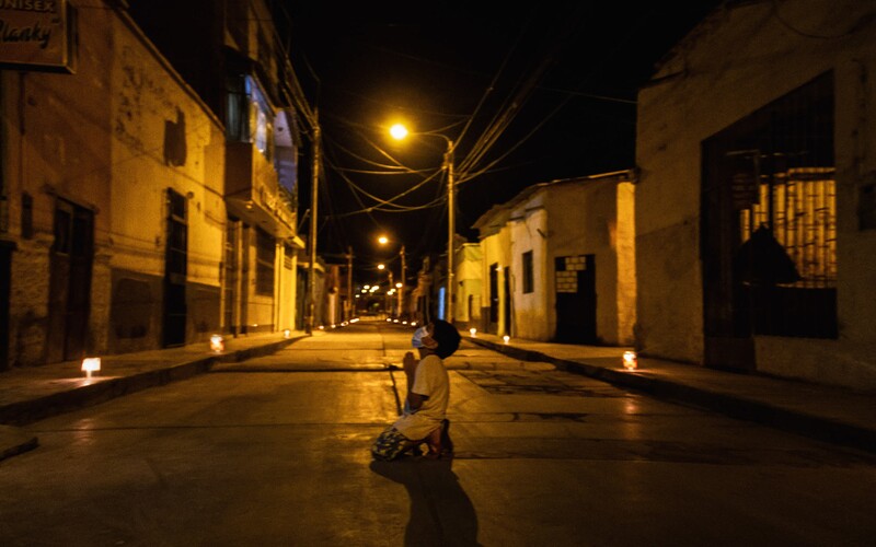 6letý chlapeček se na kolenou modlil za konec pandemie. Dojímavá fotografie obletěla svět.