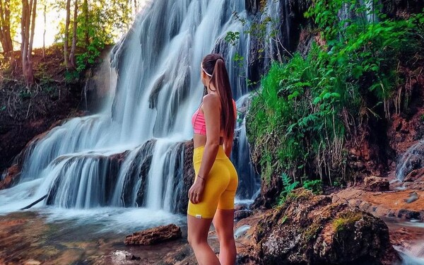 Na Slovensku máme mnoho krásnych vodopádov. Patrí však medzi ne aj tento s jemne exotickým vzhľadom?