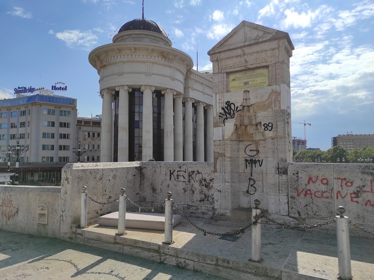 Historický Kamenný most v Skopje je obľúbeným miestom sprejerov. Matrac pohodený na mieste naznačuje, že na ňom niekto po nociach oddychuje.
