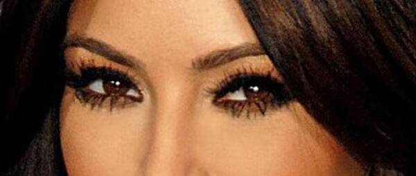 Které Kardashiance patří tyto oči?