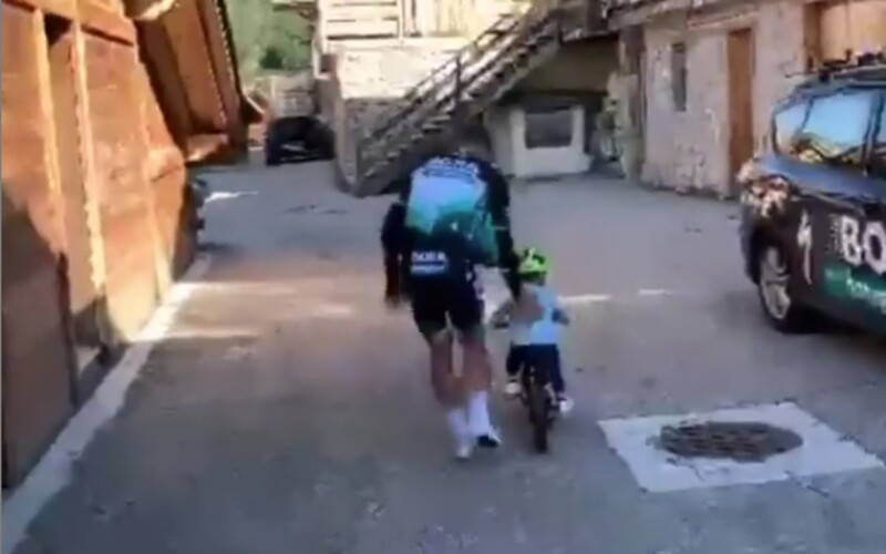 VIDEO: Peťovi Saganovi rastie pod rukami malý cyklista.