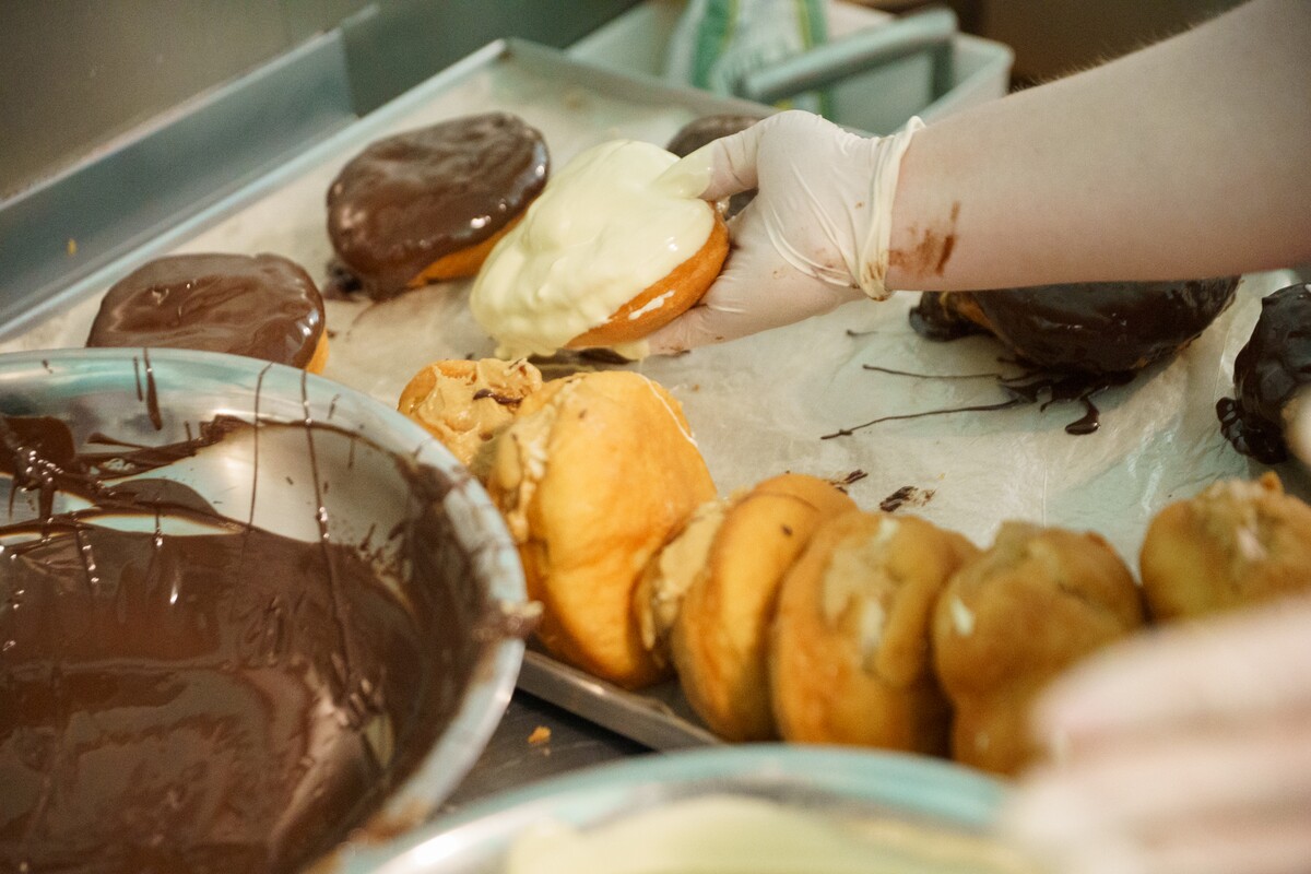 Všetky donuty sa v La Donuterii pripravujú poctivo ručne bez použitia akýchkoľvek polotovarov. 