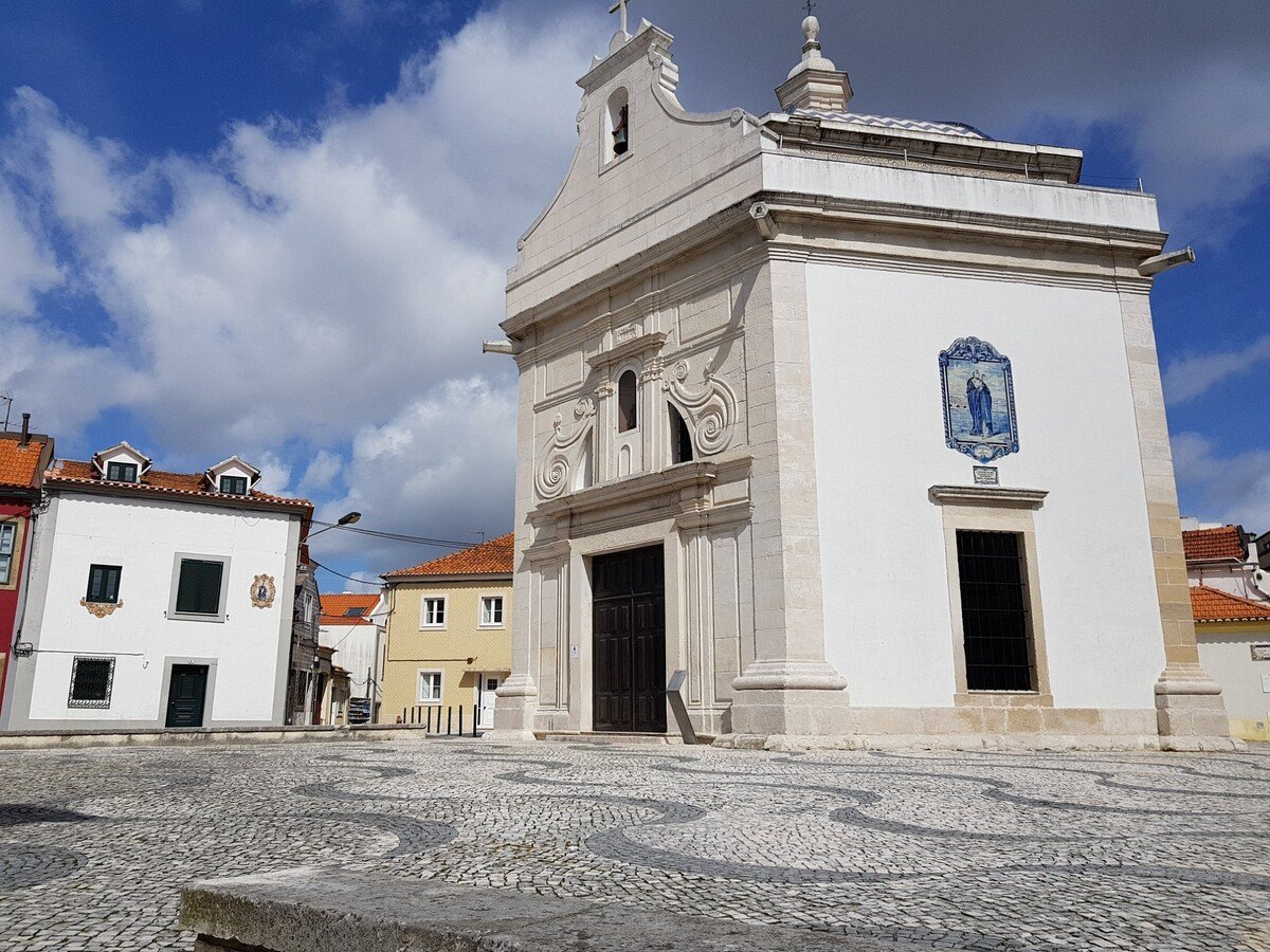 V meste Aveiro sa turisti chodia pozrieť napríklad aj na kaplnku São Gonçalinho. 