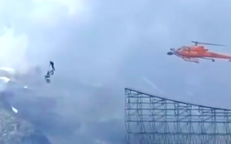 VIDEO: Sleduj, jak Tom Cruise skočil s motorkou z útesu.