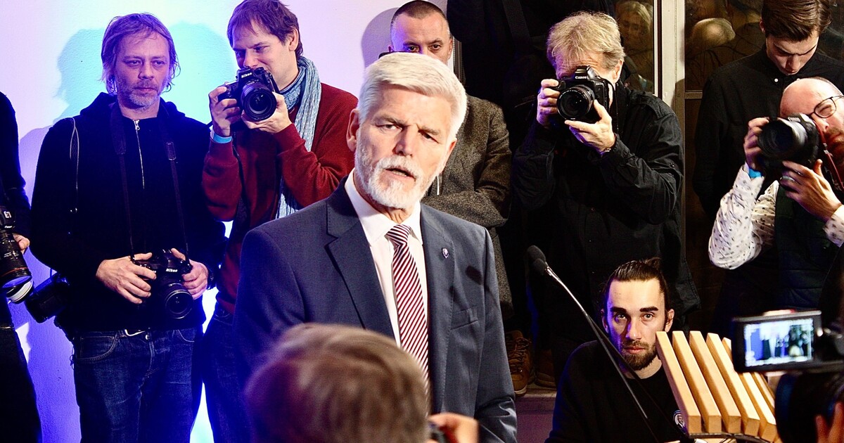 Petr Pavel letěl z Londýna do Prahy Ryanairem. Překvapení cestující ho natočili