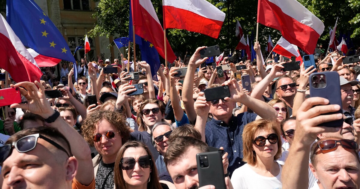 VIDEO: 500 000 lidí v Polsku protestuje proti vládě. Do ulic je vyhnal kontroverzní zákon