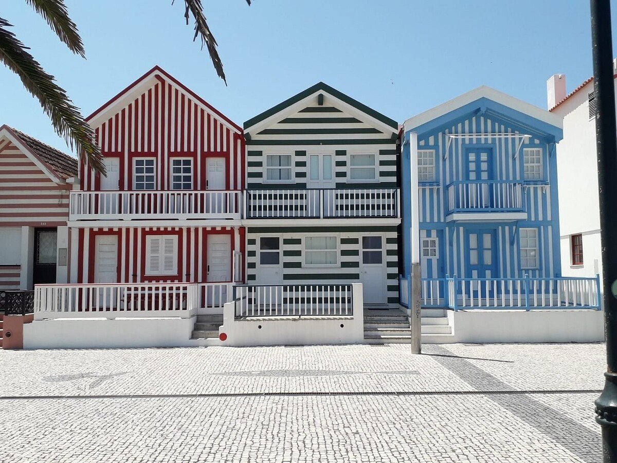 Neďaleko mesta Aveiro sa nachádza pláž Costa Nova, ktorá je známa pre svoje farebné pásikové domy. 