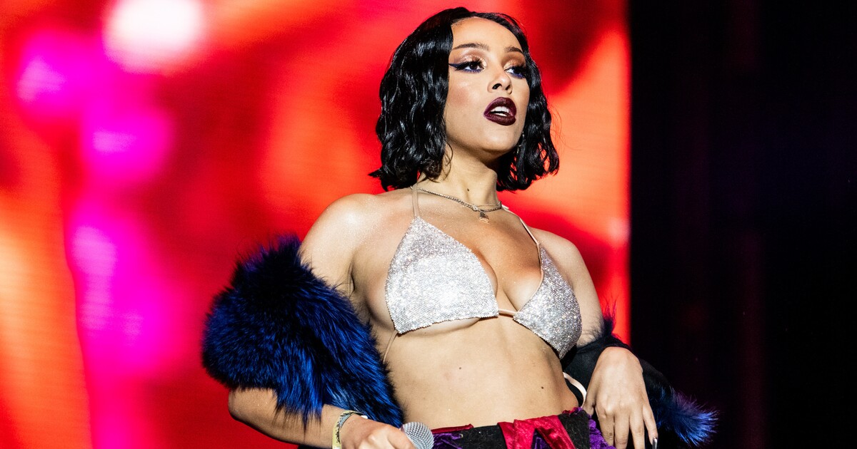 Doja Cat naštvala fanoušky fotkou v tričku s ultrapravicovým youtuberem