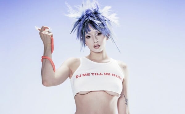Ako sa volá seriál založený na populárnej hre League of Legends, ku ktorému zložila americká popová diva Ashnikko skladbu „Paint The Town Blue“?