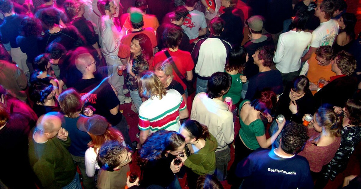 Šestnáctiletá dívka nadýchala přes dvě promile. Policie zasahovala v karlovarském baru plném dětí