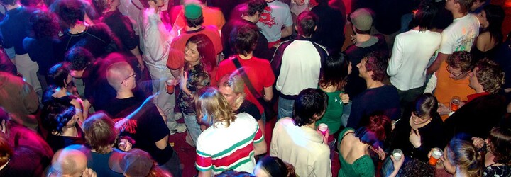 V Praze se na střeše pořádala ilegální party s cizinci ze všech kontinentů kromě Antarktidy a Austrálie