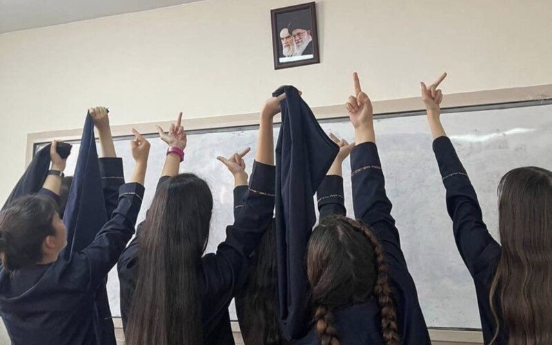 Video: K protestům v Íránu se přidávají studentky. Odhazují hidžáby a ukazují vztyčené prostředníčky.