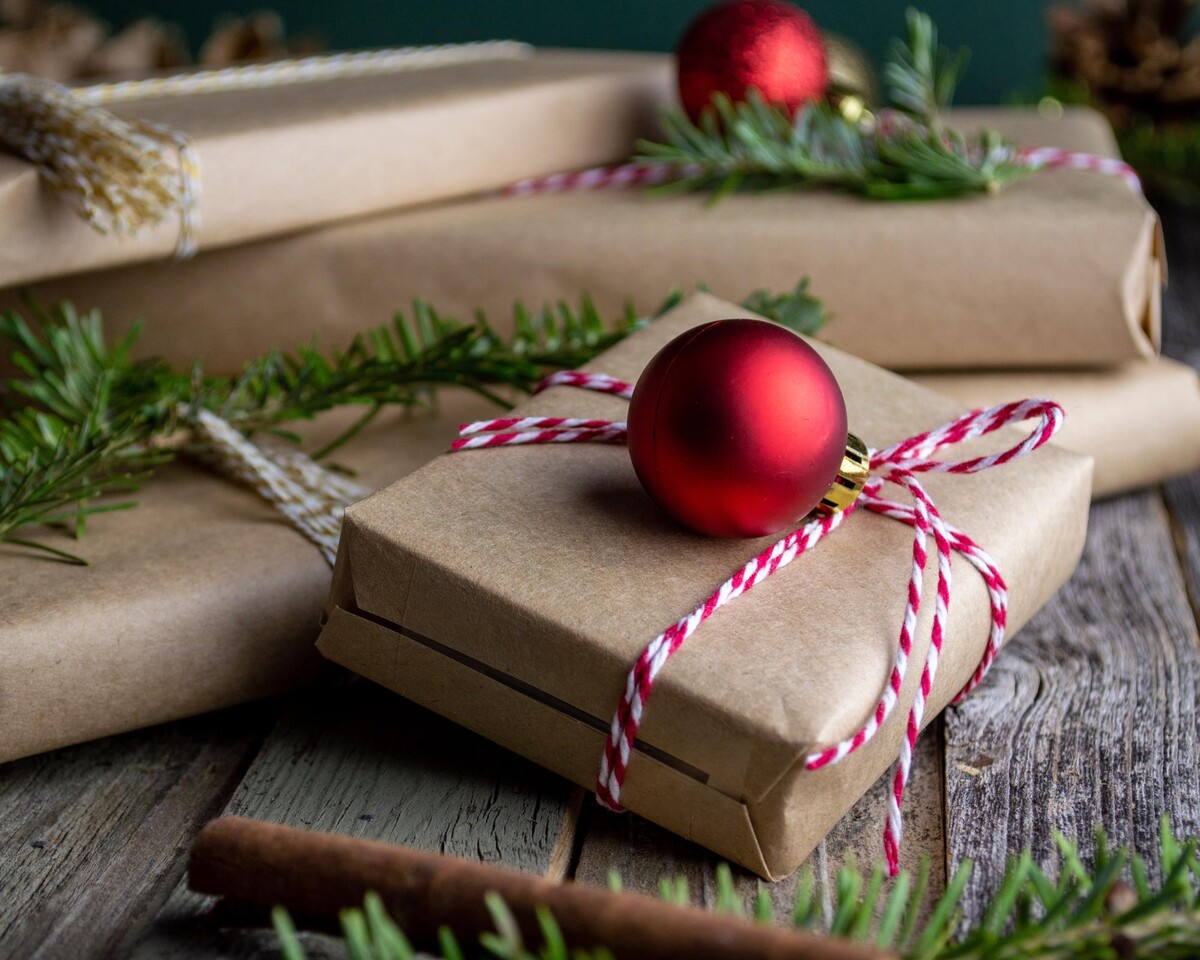 darček, vianočné darčeky, zabalené darčeky