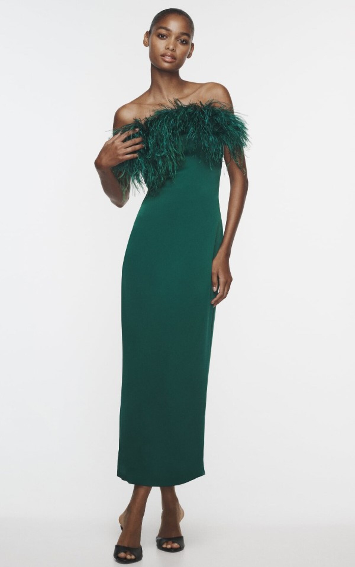 Luxusné priliehavé šaty s pierkami ti v smaragdovom prevetení ponúka značka Zara. Zaplatíš za ne 99,95 eur.