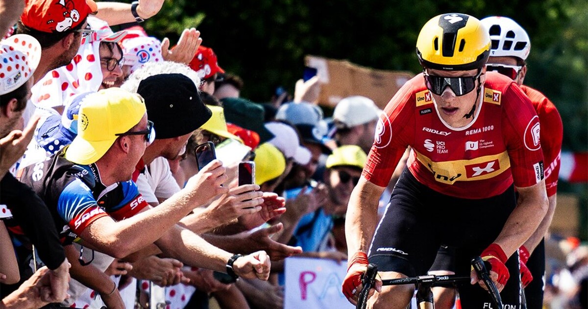 Chaos na Tour de France. Aktivista vběhl na trať s nápisem „Israel out of the Tour“