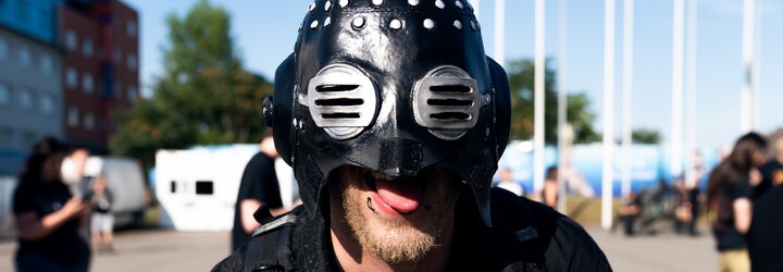 Móda z koncertu Slipknot: Fanoušci se nezalekli horka a zahalili se do černé. Móda je pro jejich subkulturu důležitá