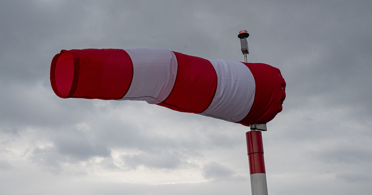 Držte se, bude to foukat. Výstraha před silným větrem platí pro 12 krajů