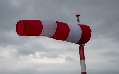 ČHMÚ varuje před silným větrem s nárazy až 110 km/h.