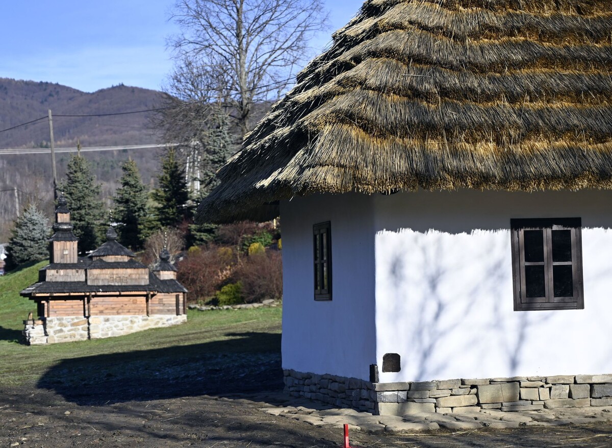 Na snímke zrekonštruovaný drevený zrub deduška Večerníčka v Novej Sedlici v okrese Snina 7. decembra 2020.