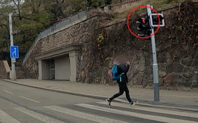 VIDEO: Žena v Brně přebíhala na červenou. Na auto, v němž seděli policisté, ukázala prostředníček.